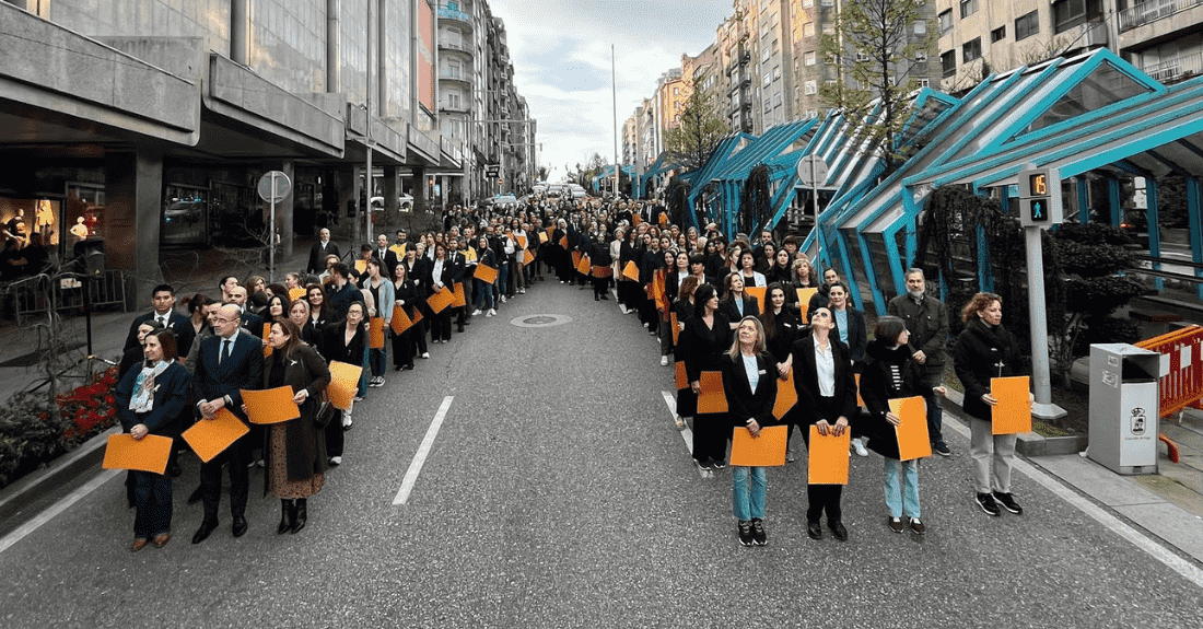 LAZO HUMANO CELEBRADO EN VIGO NO DÍA INTERNACIONAL DO CANCRO INFANTIL