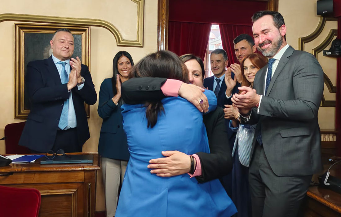 Elena-Candia-abrazada-a-María-Reigosa-moción-de-censura-Lugo