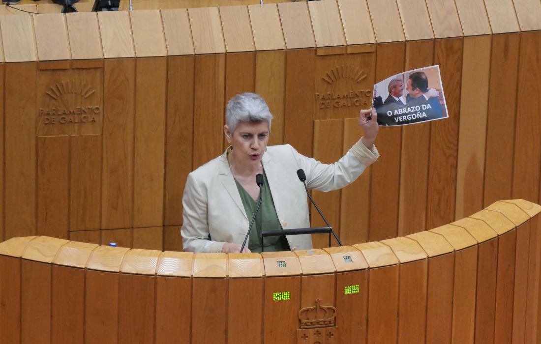 MERCEDES QUEIXAS abrazo vergoña