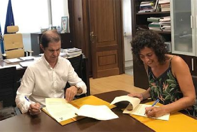 Francisco Marín e Virginia Rodríguez asinaron o convenio de colaboración entre a CHMS e ADEGA.