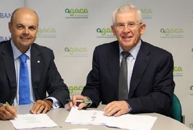 Víctor Casal e José Montes asinaban o convenio de colaboración entre as entidades.