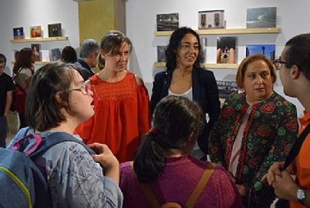 A deputada de Cultura e a presidenta de Down Lugo inauguraron a exposición Enfocando Historias.