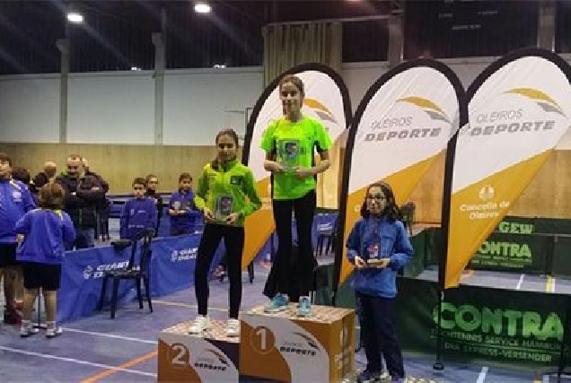 Alba e Ariadna no podio alevín feminino do Torneo de Oleiros