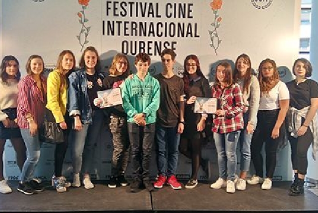 Alumnado do IES Poeta Díaz Castro recollendo o premio en Ourense