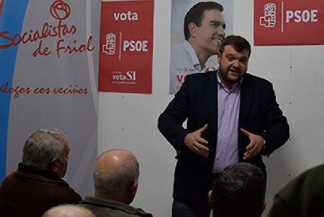 Alvaro Santos anunciando a súa candidatura á agrupación socialista de Friol