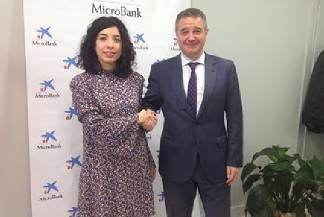 Fe Legaspi e José Manuel López asinaban un convenio entre a Asociación Terra Chá e MmicroBank