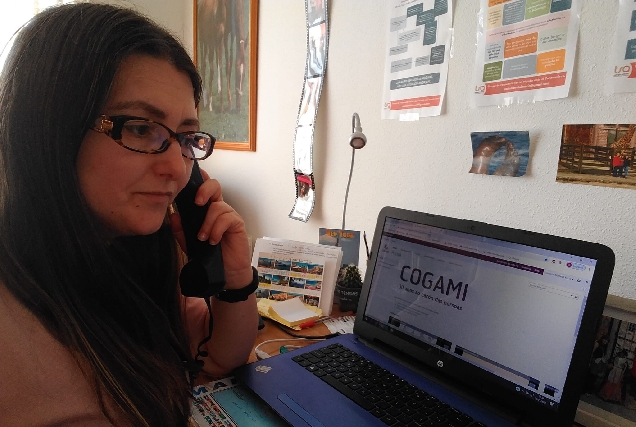Traballadora Social de COGAMI atendendo consultas de persoas usuarias