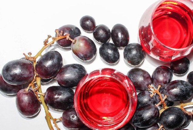 uvas y copas vino