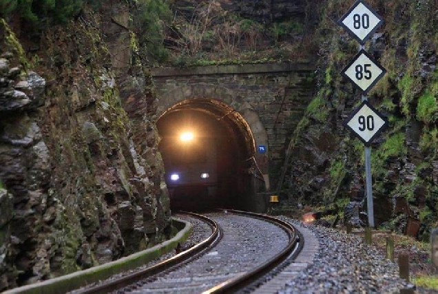 tren tunel oural monforte