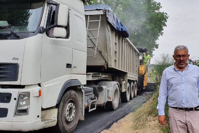 Imaxe de arquivo do tenente de alcaldesa e concelleiro de Medio Rural, Miguel Fernández, supervisando traballos de mellora do firme nas estradas municipais