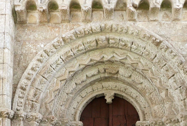 porta principal igrexa vilar de dona sendo restaurada