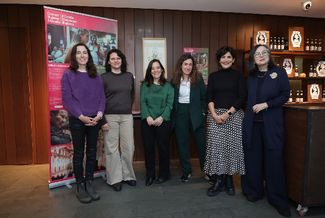 A alcaldesa Inés Rey xunto ás 5 mulleres que participaron no debate de directoras no Teatro Colón