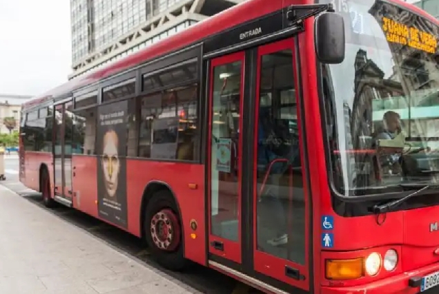 Imaxe dun autobús urbano na cidade da Coruña