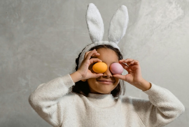 Imaxe recurso dunha nena xogando con ovos de Pascua