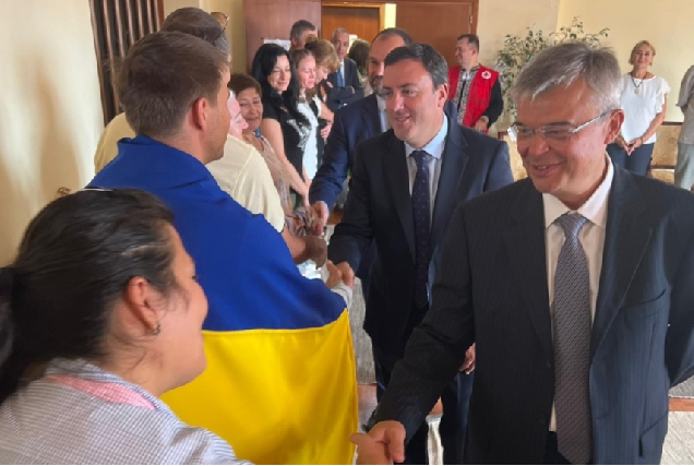 Visita á residencia do IES Rosalía Mera do presidente, Valentín González Formoso, e o embaixador de Ucraína en España, Serhii Pohoreltsev en setembro de 2022