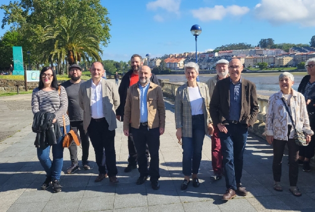 Imaxe da visita de Néstor Rego ao paseo da ría do Burgo en Culleredo