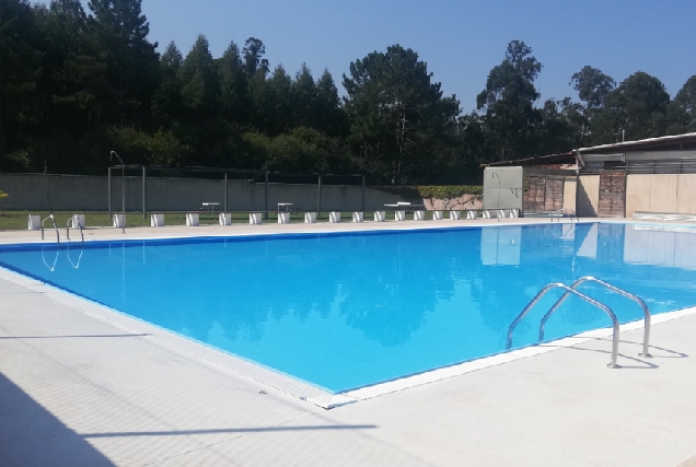 Imaxe da piscina municipal de Coirós