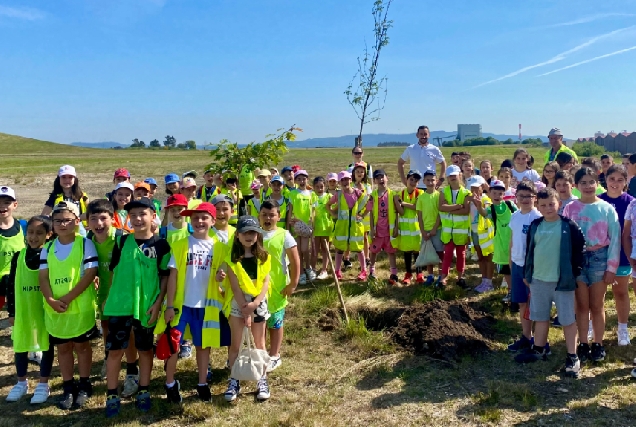 Imaxe de escolares de Curtis plantando árbores polo Día Mundial do Medio Ambiente