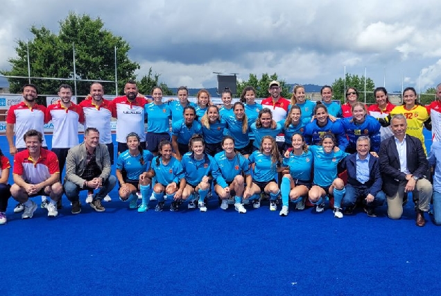 Luis Menor visita á Selección Española de Hockey Feminino no campo de Mariñamansa