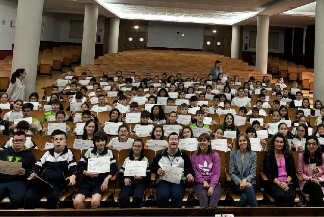 O alumnado do colexio Carmelitas de Ourense recibe os diplomas do os diplomas do programa Pasaporte Solidario