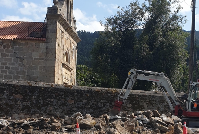 Imaxe das obras ao carón da da igrexa de Santa María de Celas e da Torre de Celas