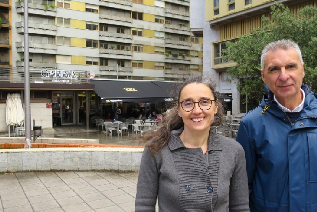 Rhut Reza e luís Seara diante da cafetería do Xardín Xaponés